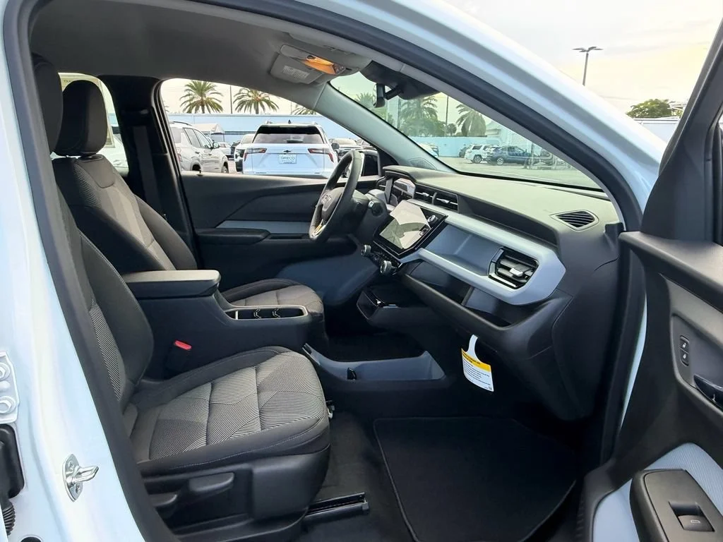 New 2027 Summit White Chevrolet LT image 6