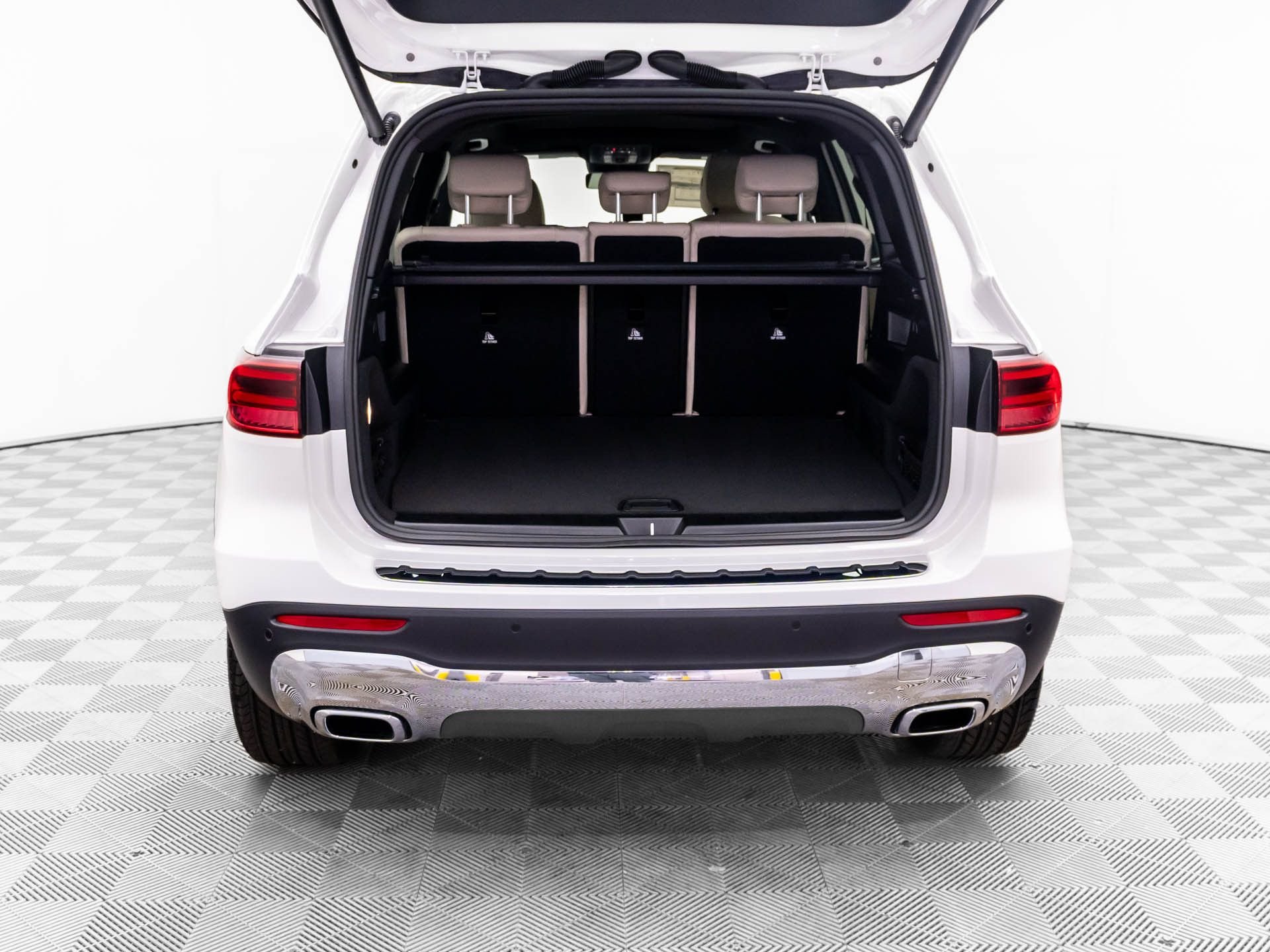 New 2026 White Mercedes-Benz GLB 250 image 33