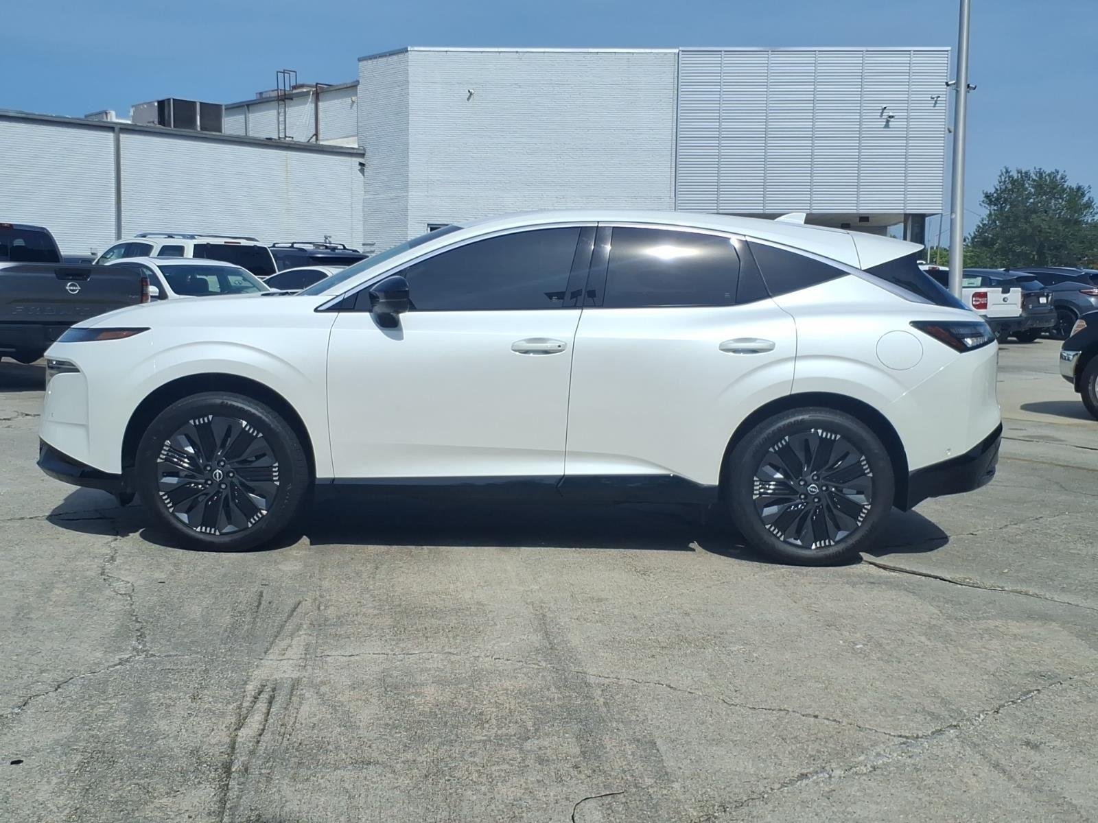 Used 2025 Everest White Pearl Tricoat Nissan Platinum image 3