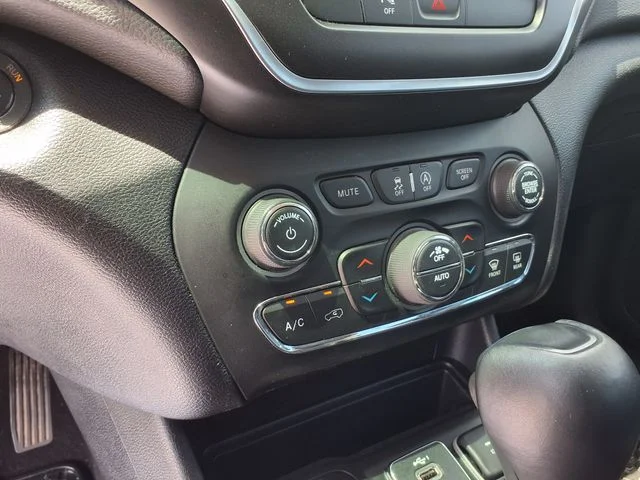 Used 2020 Silver Jeep Trailhawk image 31