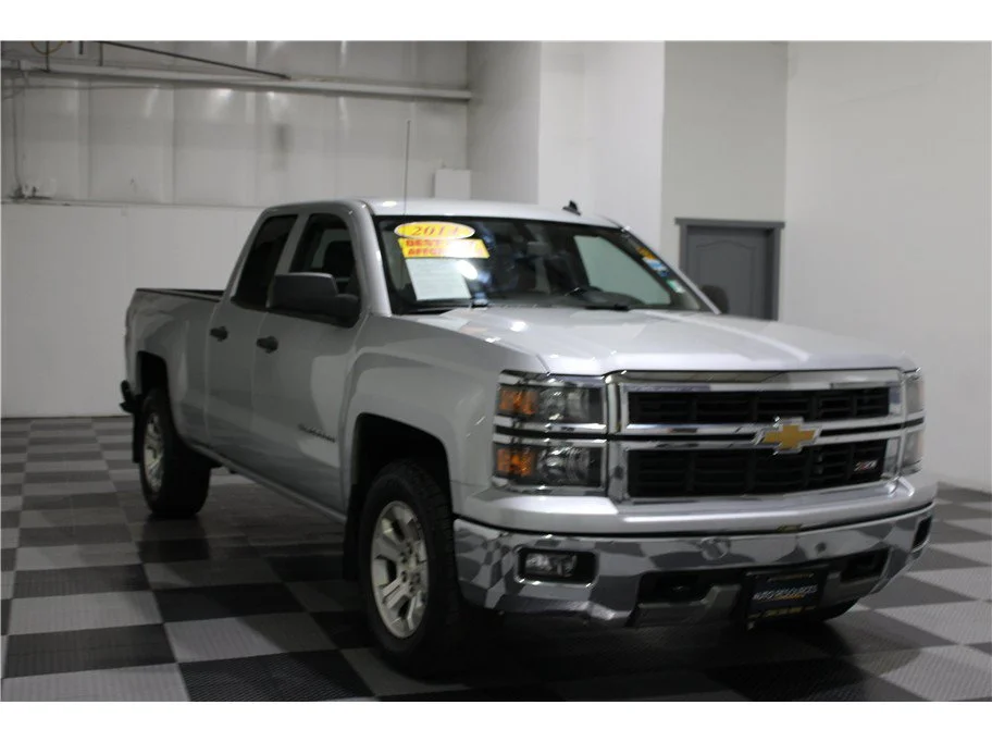 Used 2014 Silver Ice Metallic Chevrolet LT image 3