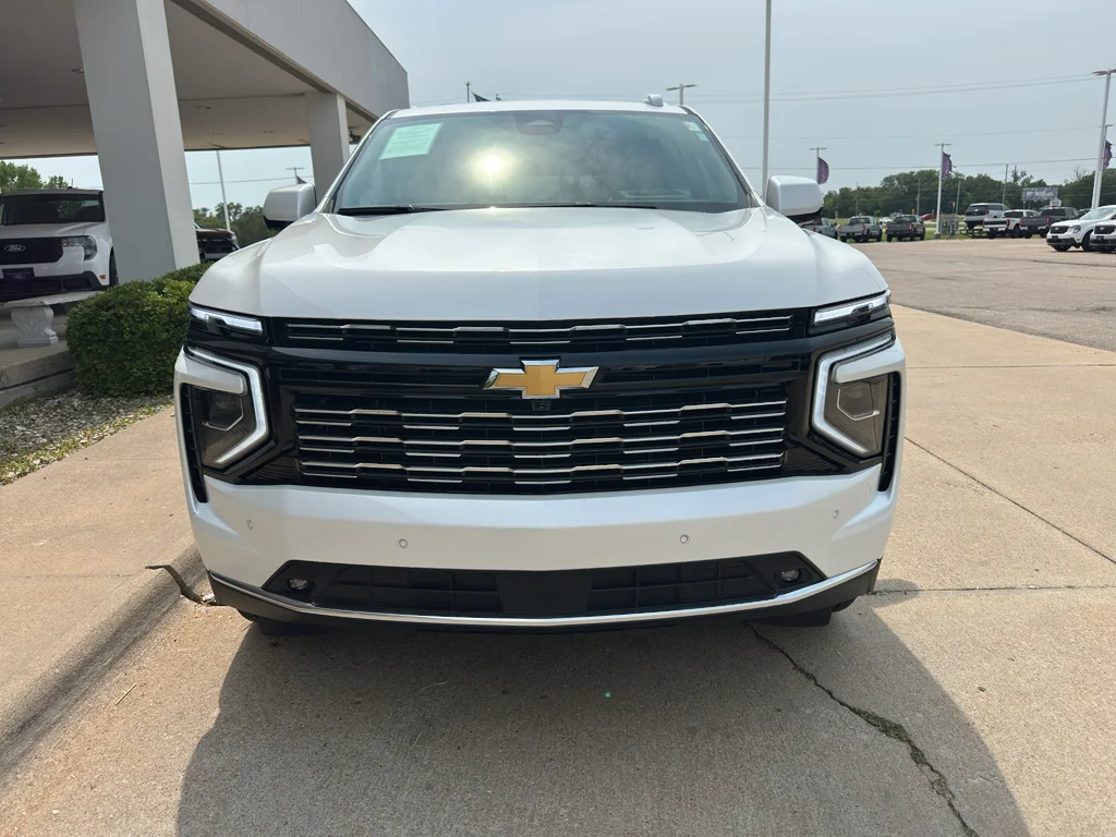 Used 2025 Iridescent Pearl Tricoat Chevrolet High Country image 14