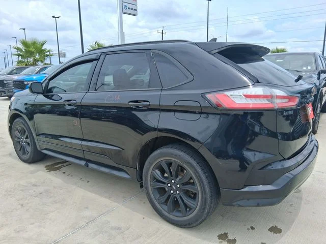 Used 2022 Black Ford SE image 5
