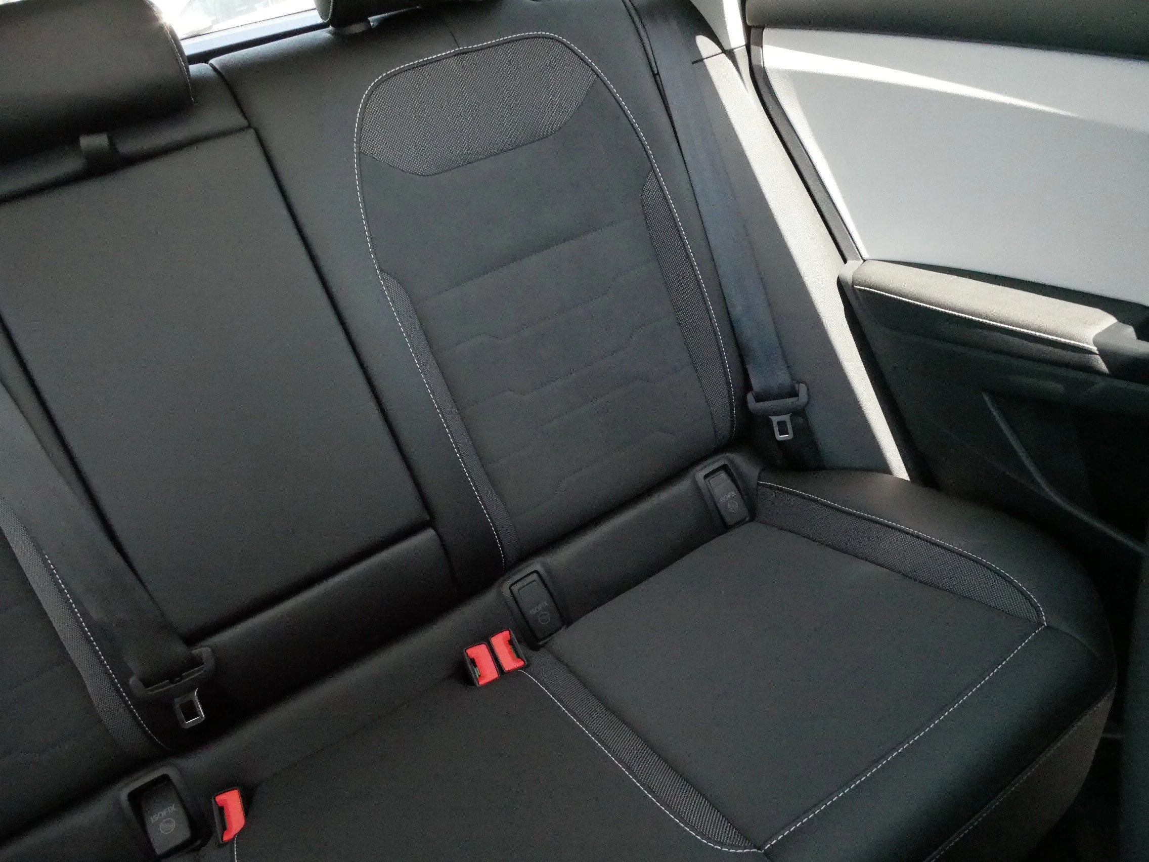Certified Used 2025 Platinum Gray Metallic Volkswagen SE image 14