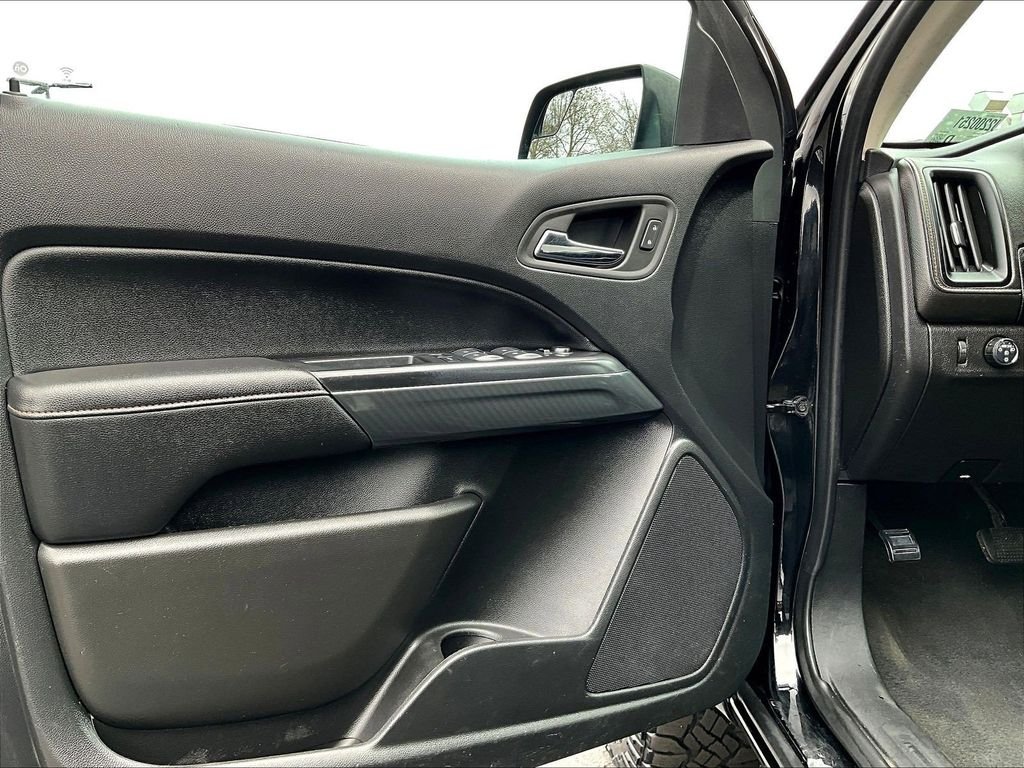 Used 2022 Black GMC AT4 w/Cloth image 9