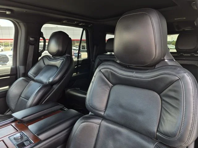 Used 2021 Pristine White Lincoln Reserve image 13