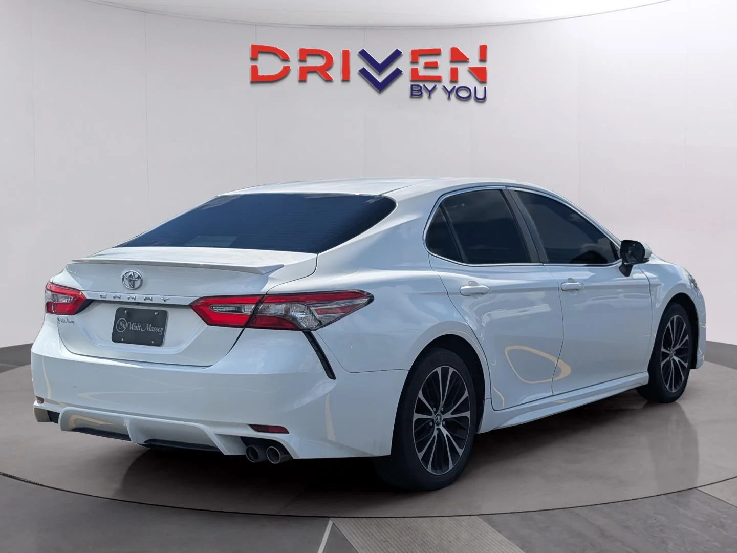 Used 2018 Super White Toyota SE image 5