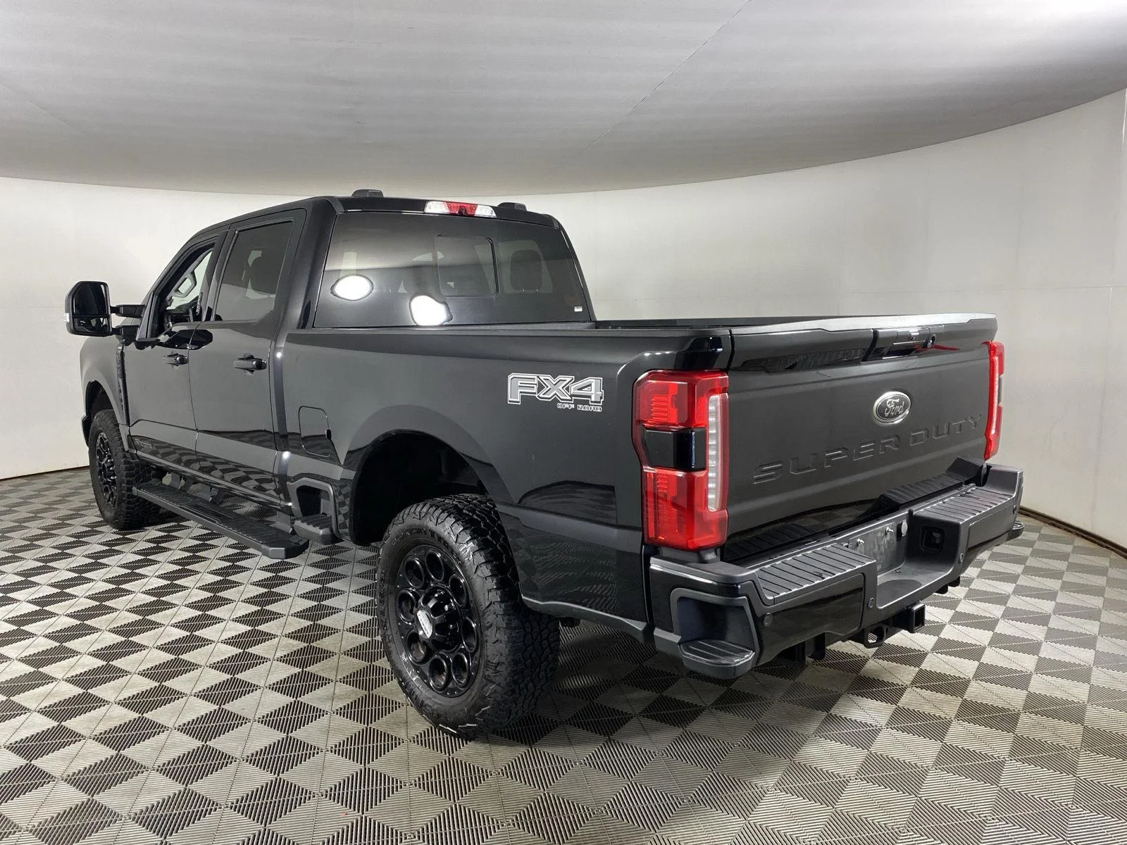 Used 2024  Ford LARIAT image 8
