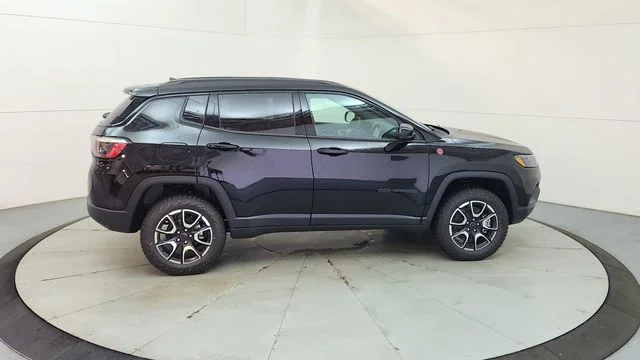 New 2026 Diamond Black Crystal Pearl-Coat Exterior Paint Jeep Trailhawk image 11