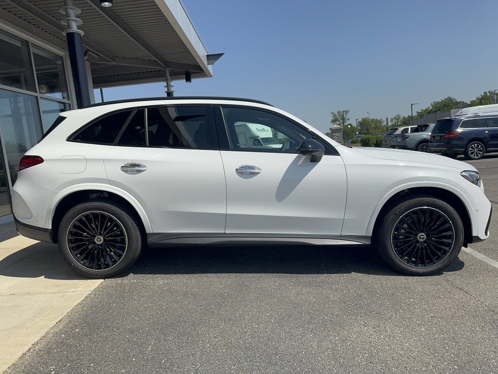 New 2026 MANUFAKTUR Moonlight White Metallic Mercedes-Benz GLC 300 4MATIC® image 4