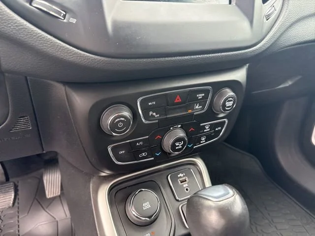 Used 2021 Granite Crystal Metallic Clearcoat Jeep Latitude image 26