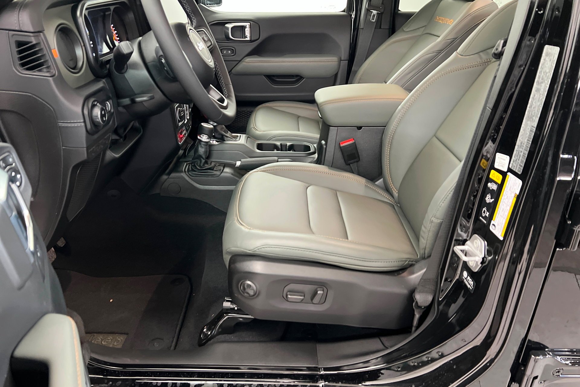 New 2026 Black Clear-Coat Exterior Paint Jeep Mojave image 18