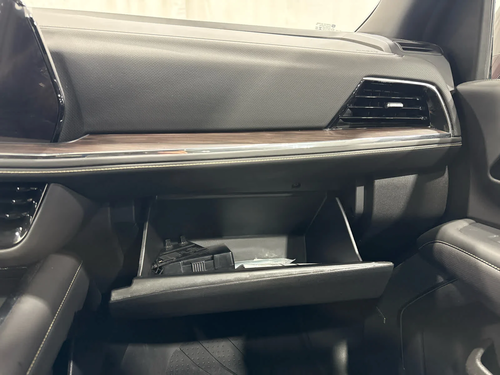 2025 Chevrolet Suburban Premier - Photo 23
