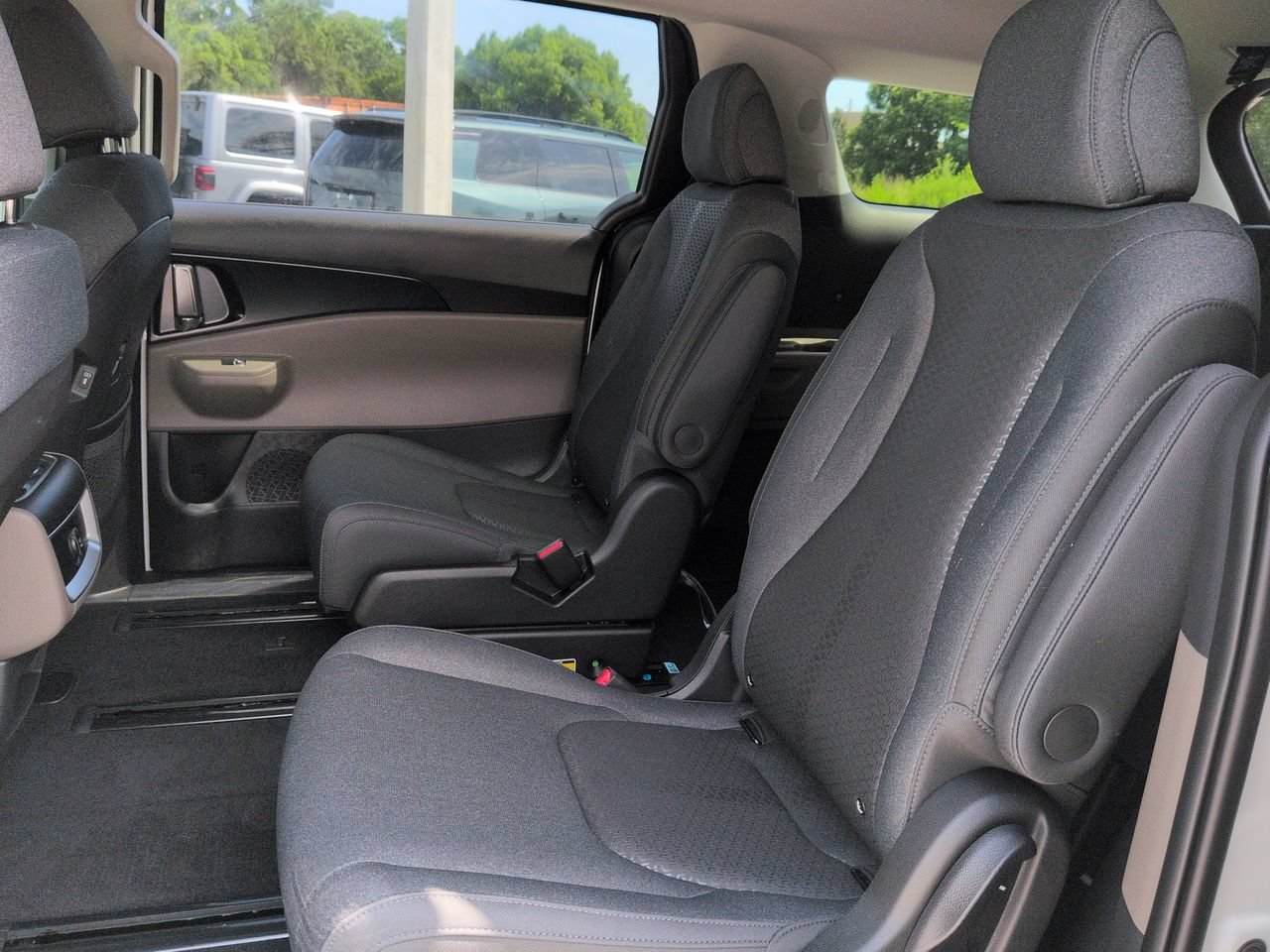 New 2027 Snow White Pearl Kia LX image 16