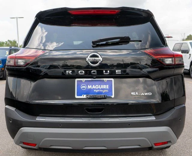 Used 2021 Black Nissan SL image 7