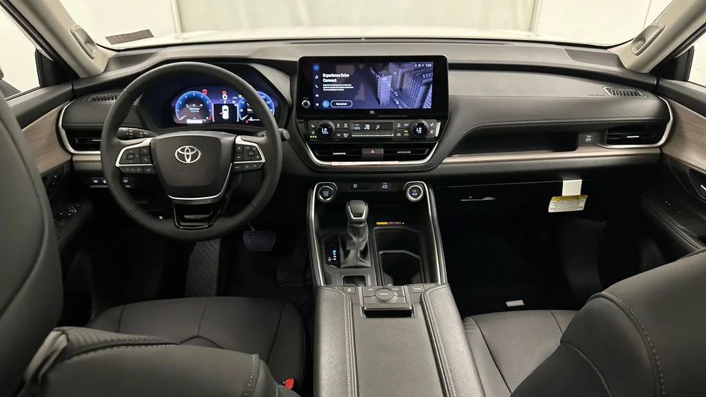Used 2025  Toyota Limited image 28