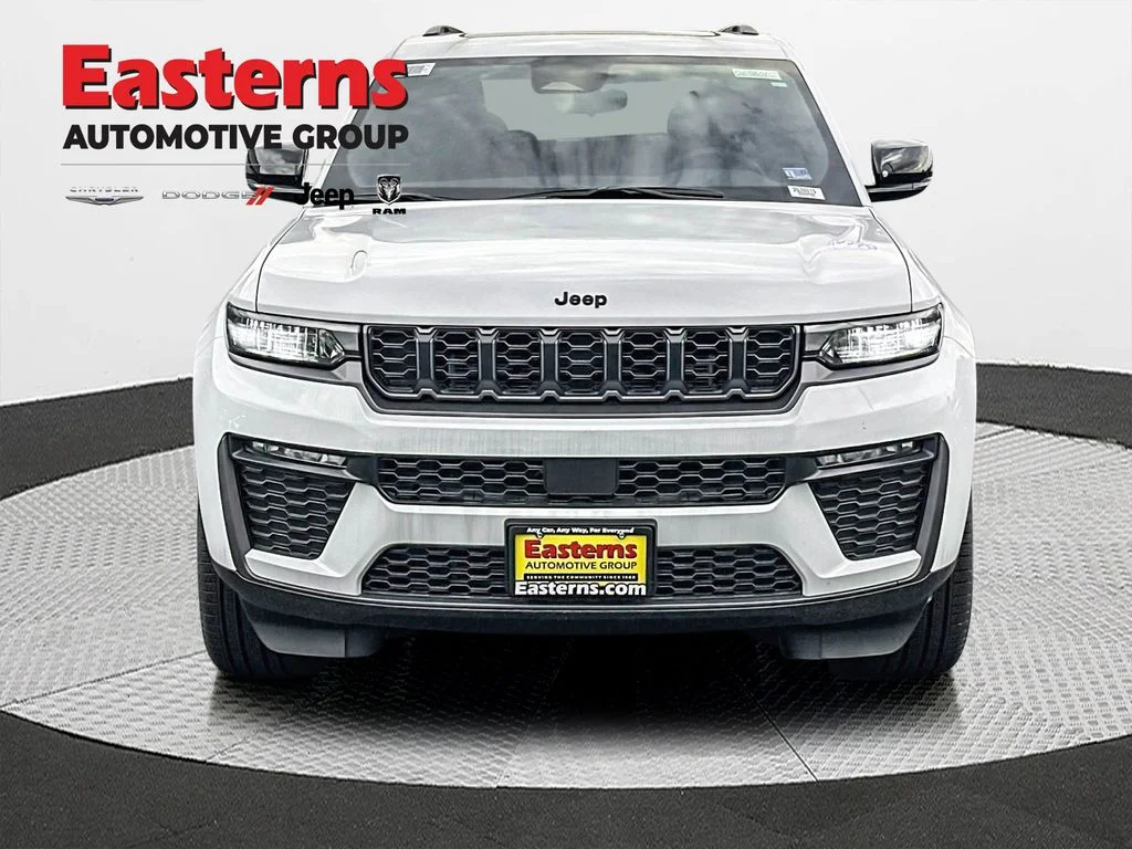 New 2026 Bright White Clear-Coat Exterior Paint Jeep Limited image 3