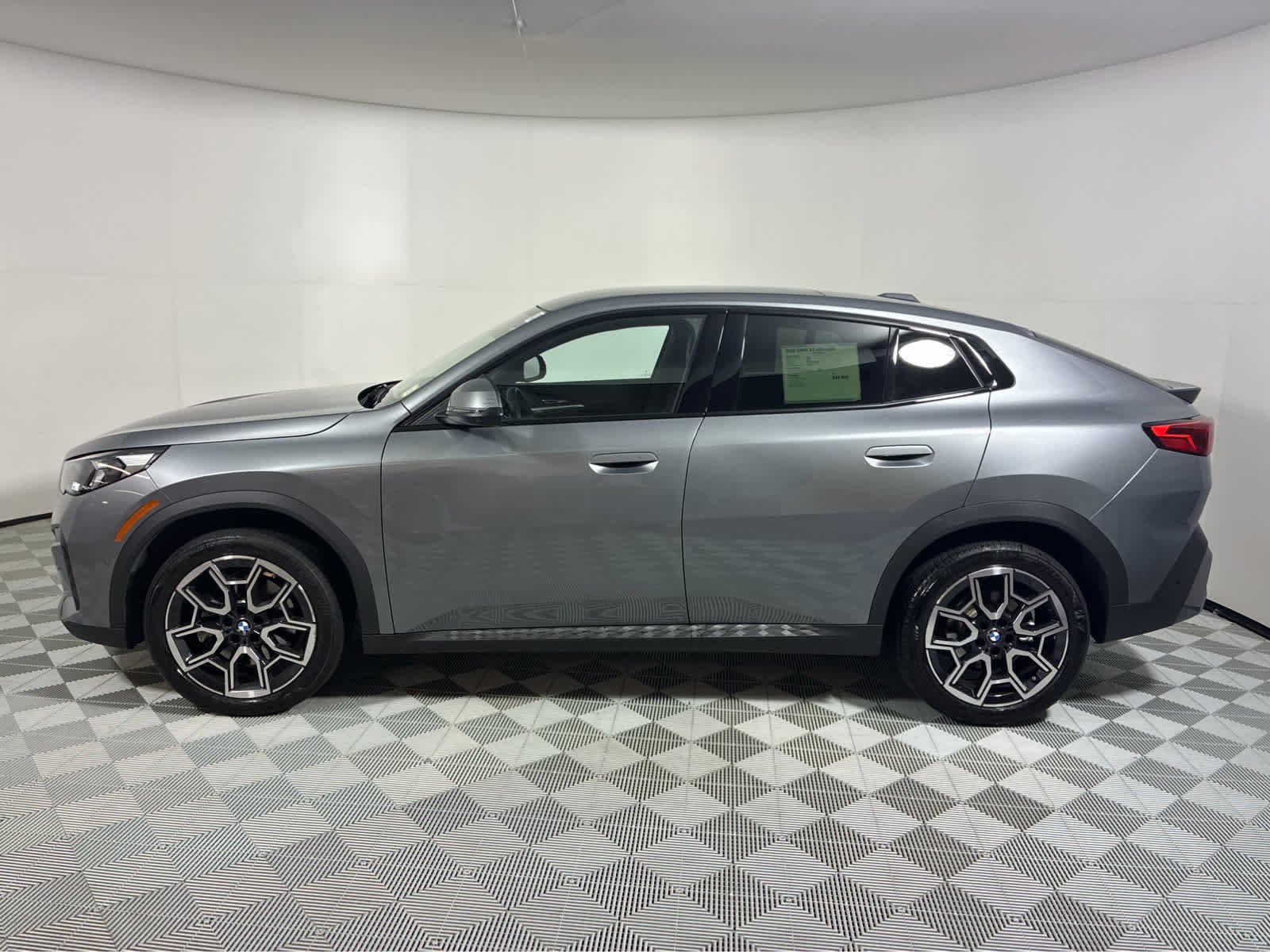Used 2026 Skyscraper Grey Metallic BMW xDrive28i image 2