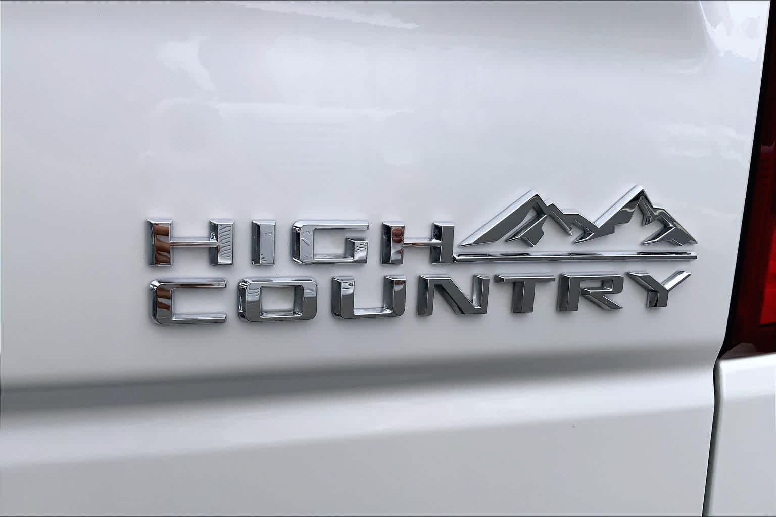 Used 2024 Iridescent Pearl Tricoat Chevrolet High Country image 10