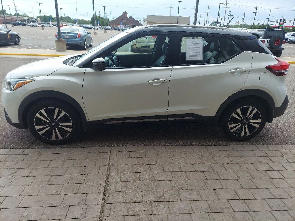 Certified Used 2020 White Nissan SR image 4