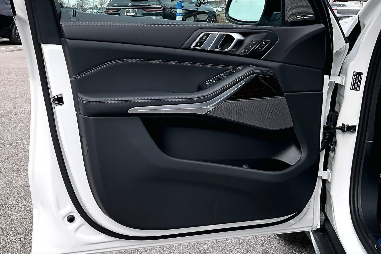 Used 2026 Mineral White Metallic BMW xDrive40i image 10