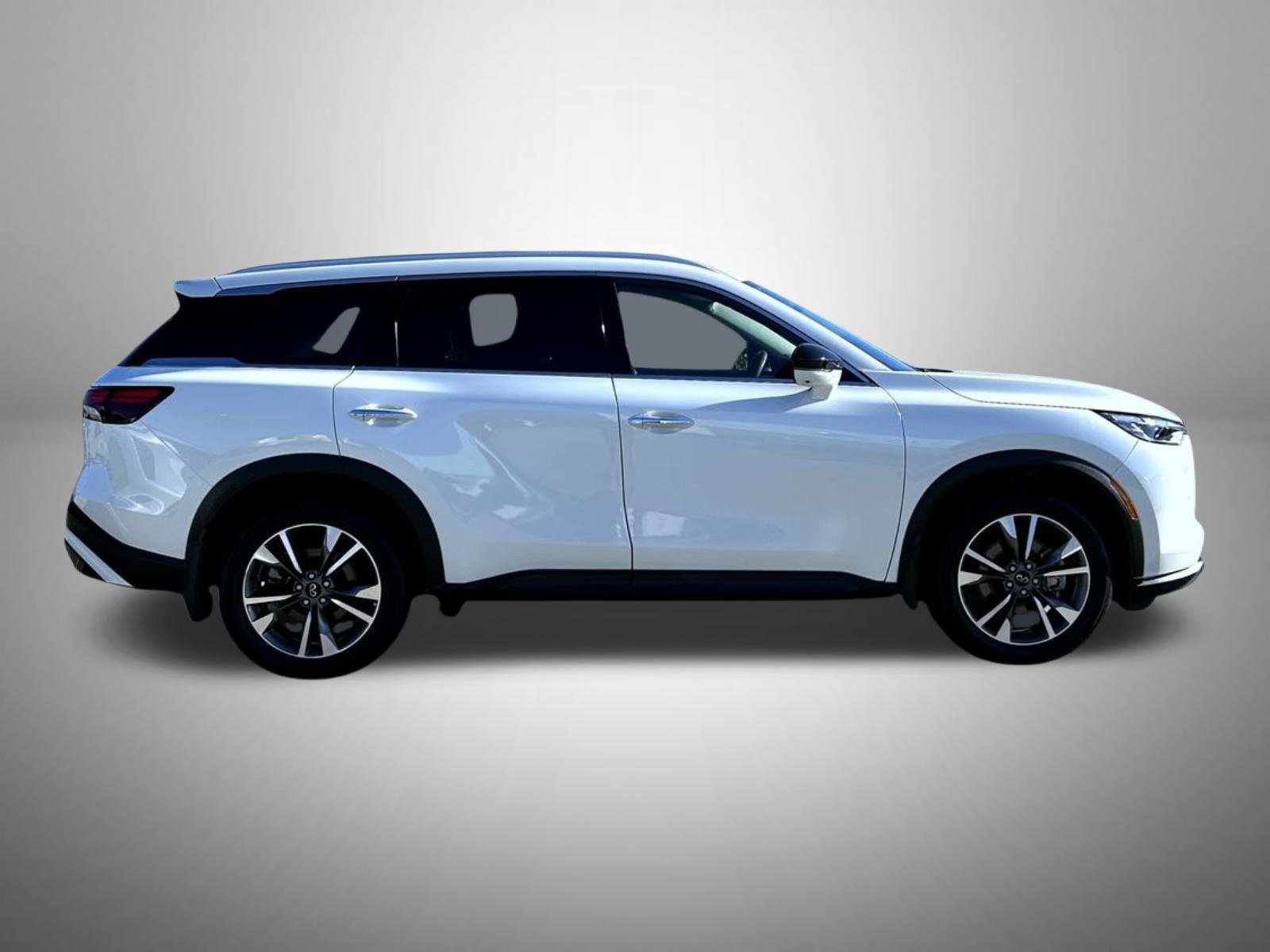 Certified Used 2025 White INFINITI LUXE image 4