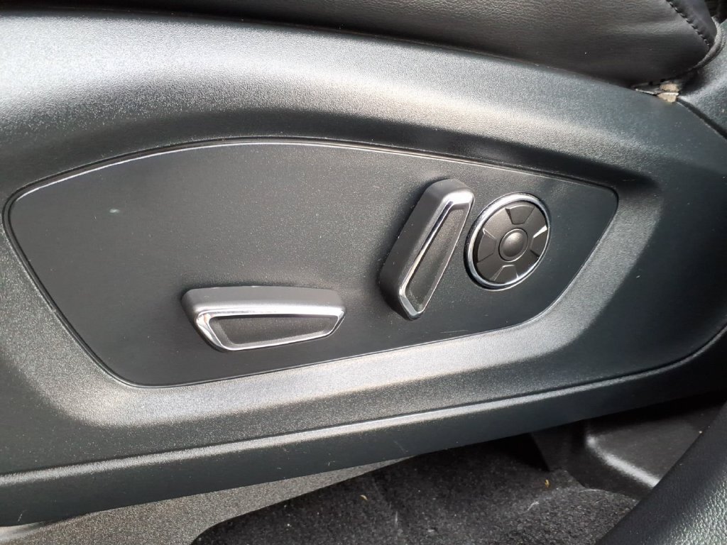 Used 2020 Black Metallic Ford Platinum image 4