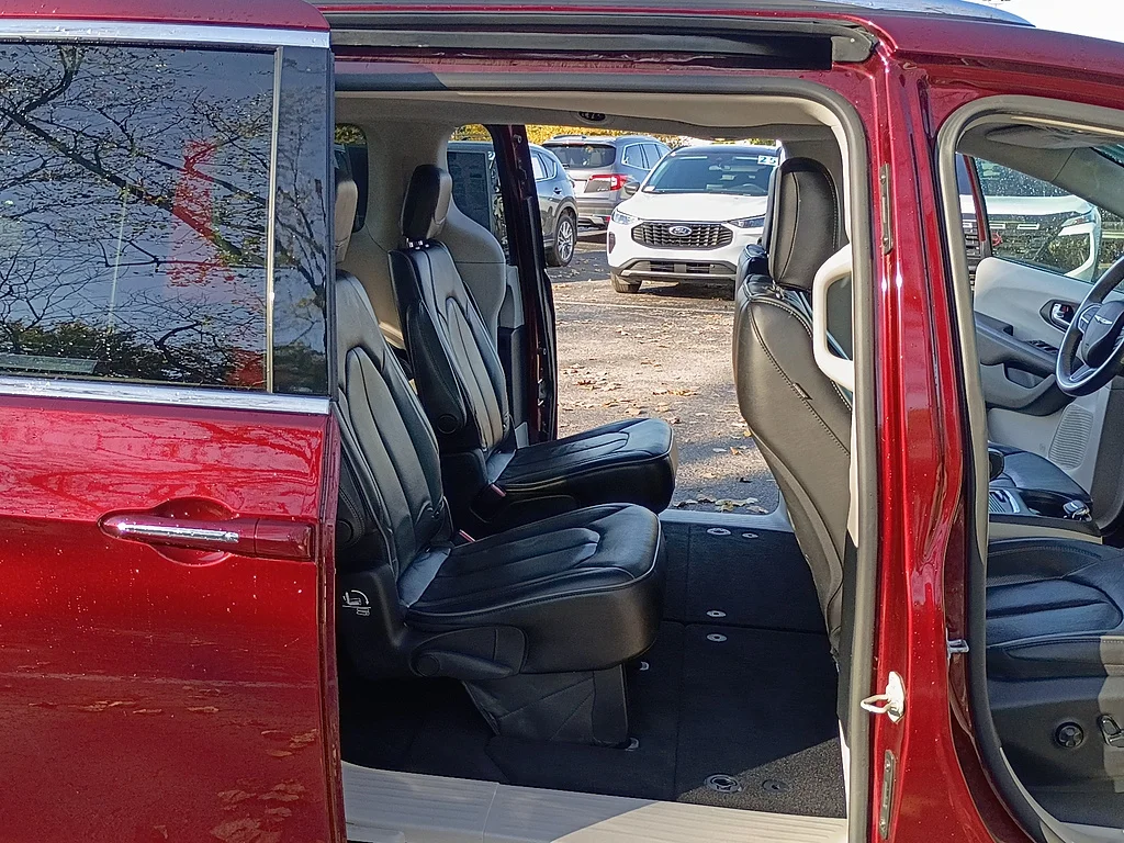 Used 2020 Velvet Red Pearl Coat Chrysler Limited image 17