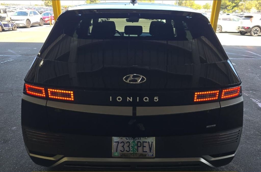 Used 2023 Black Hyundai SE image 5