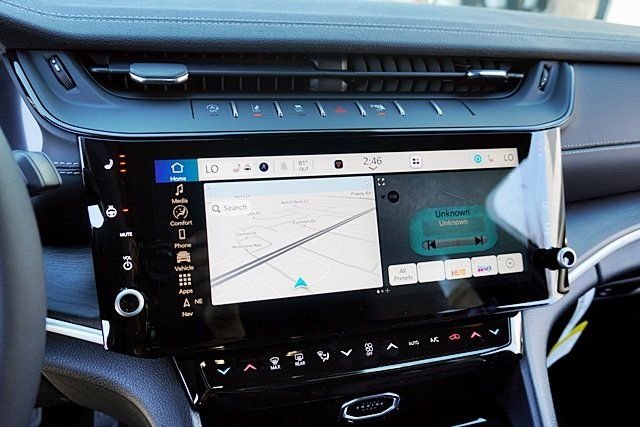 New 2026 Bright White Clear-Coat Exterior Paint Jeep Limited image 30