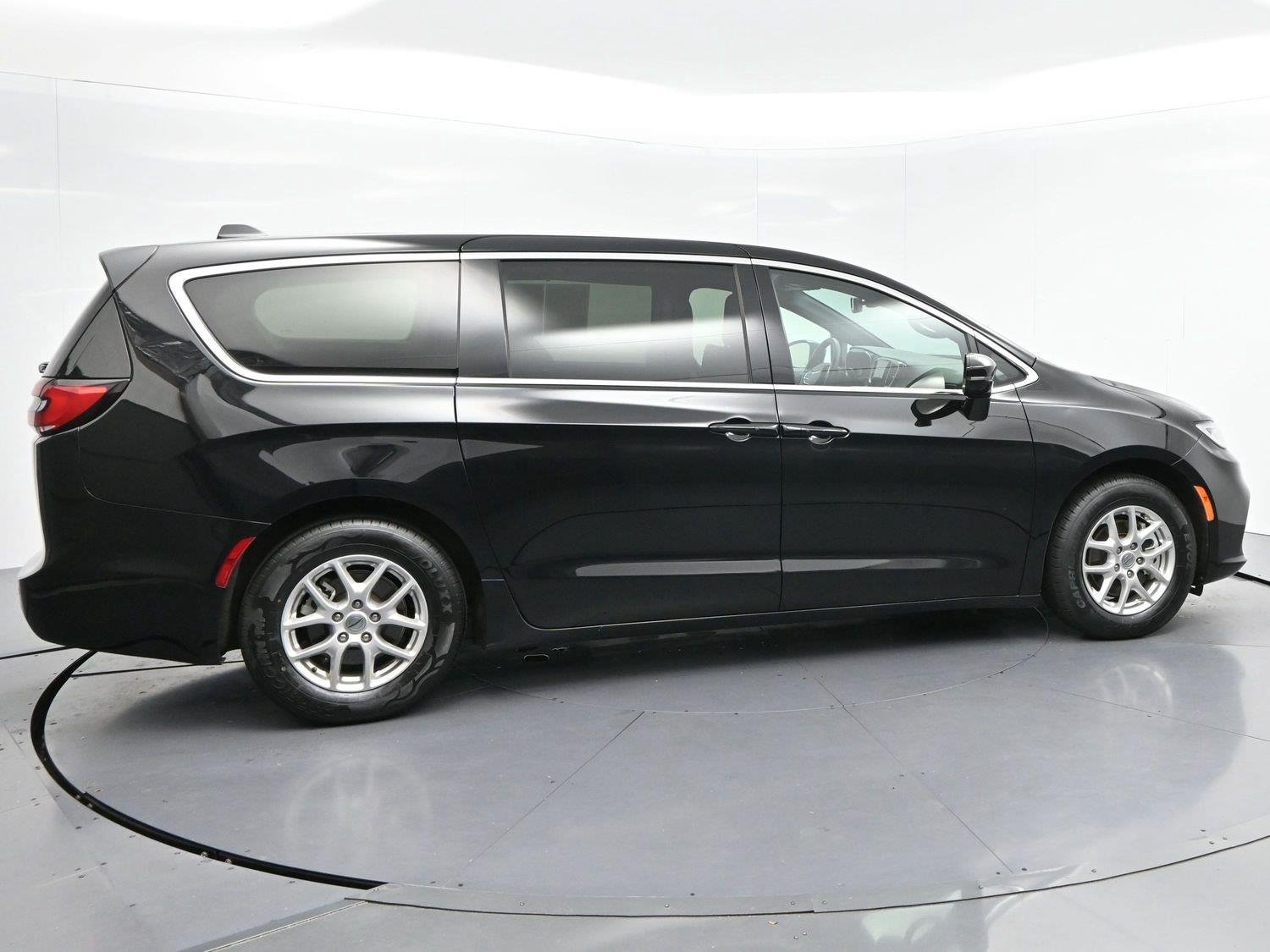 Used 2025 Diamond Black Crystal Pearlcoat Chrysler Select image 7