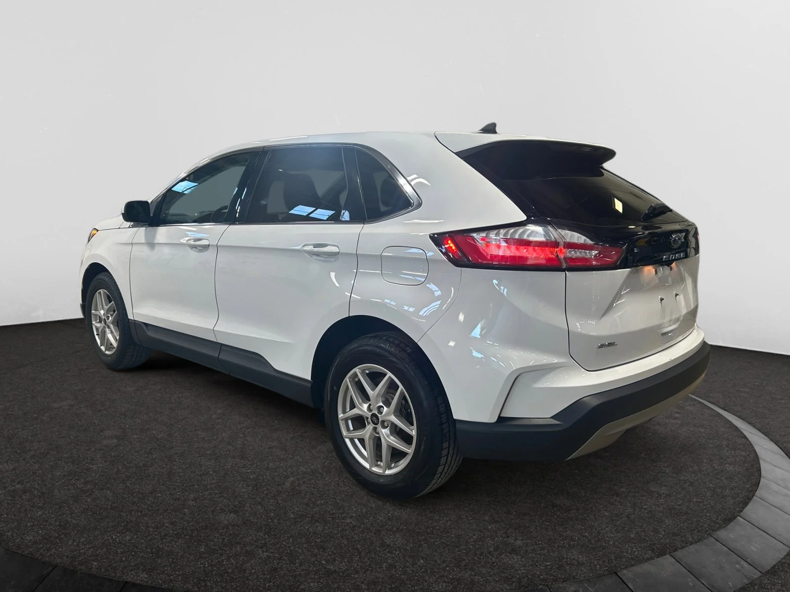 Used 2023 OXF WHITE Ford SEL AWD image 3