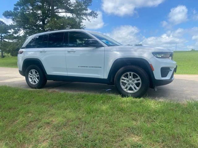 Used 2024 White/off-white Jeep Laredo image 12