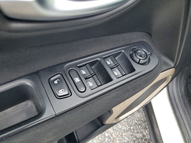 Used 2017 White Jeep Latitude image 9
