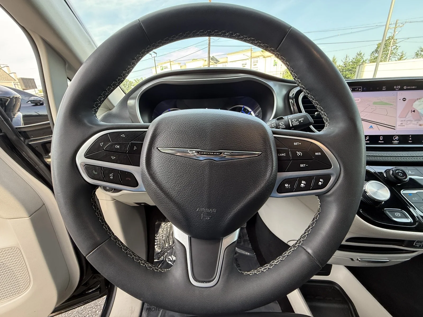Used 2024 Brilliant Black Crystal Pearlcoat Chrysler Hybrid Select image 10
