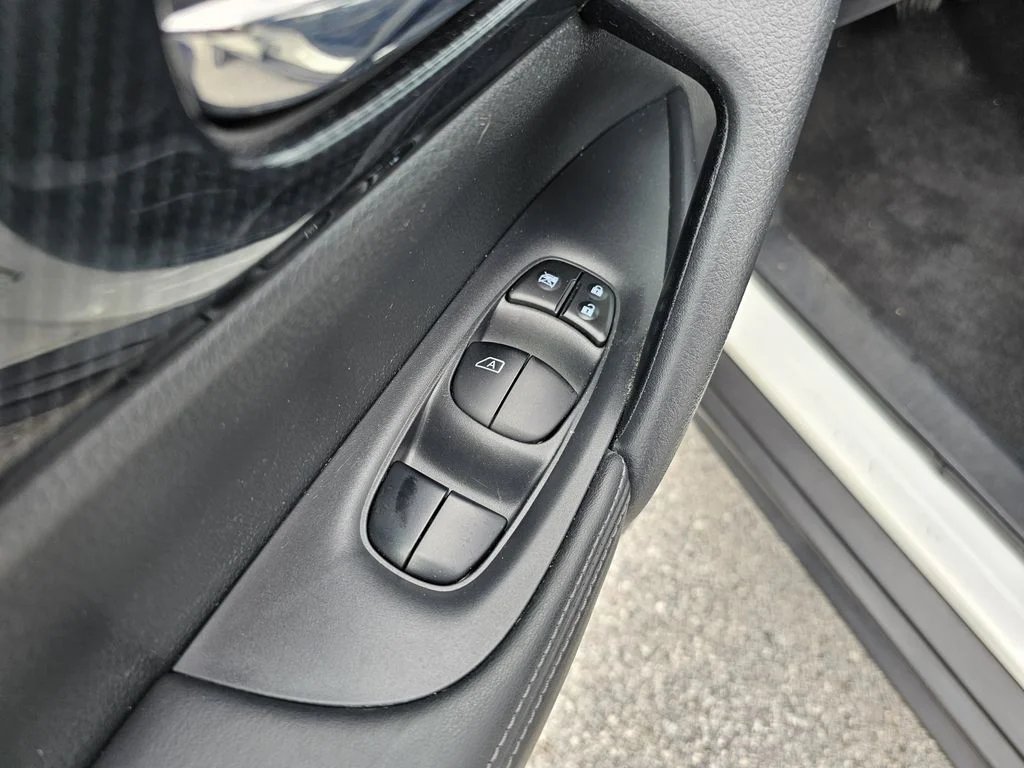 Used 2020 White Nissan SL image 18
