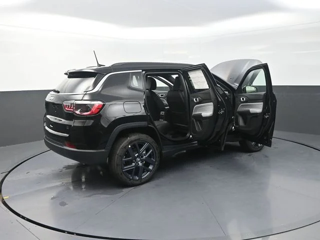 New 2026 Diamond Black Crystal Pearlcoat Jeep  image 29