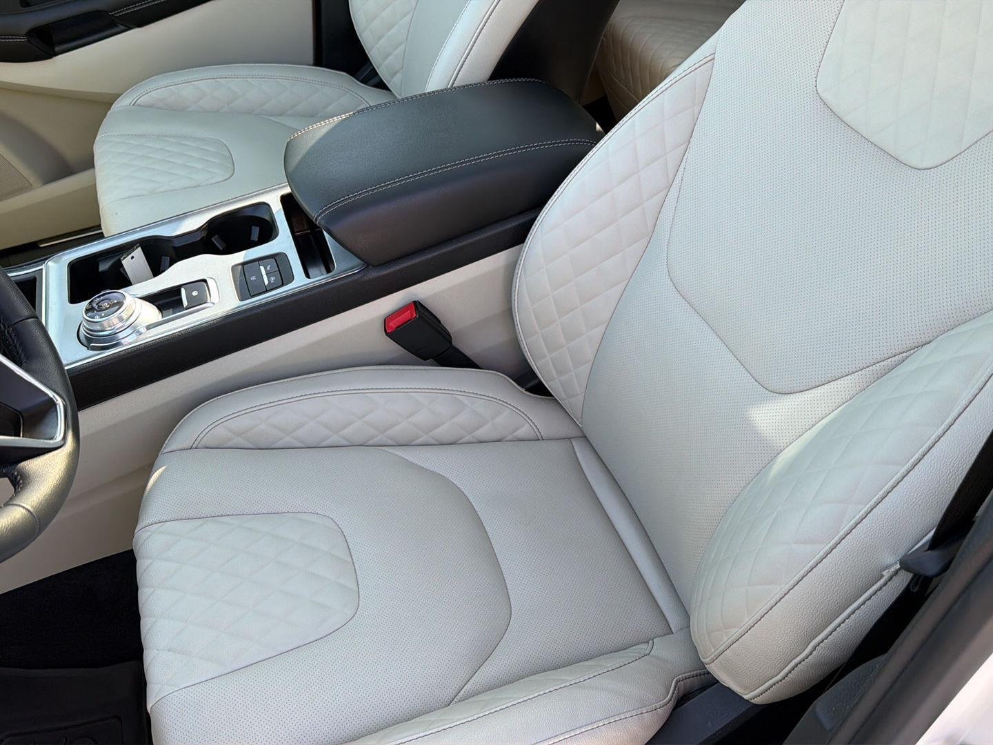 Used 2024 Star White Metallic Tri-Coat Ford Titanium image 32