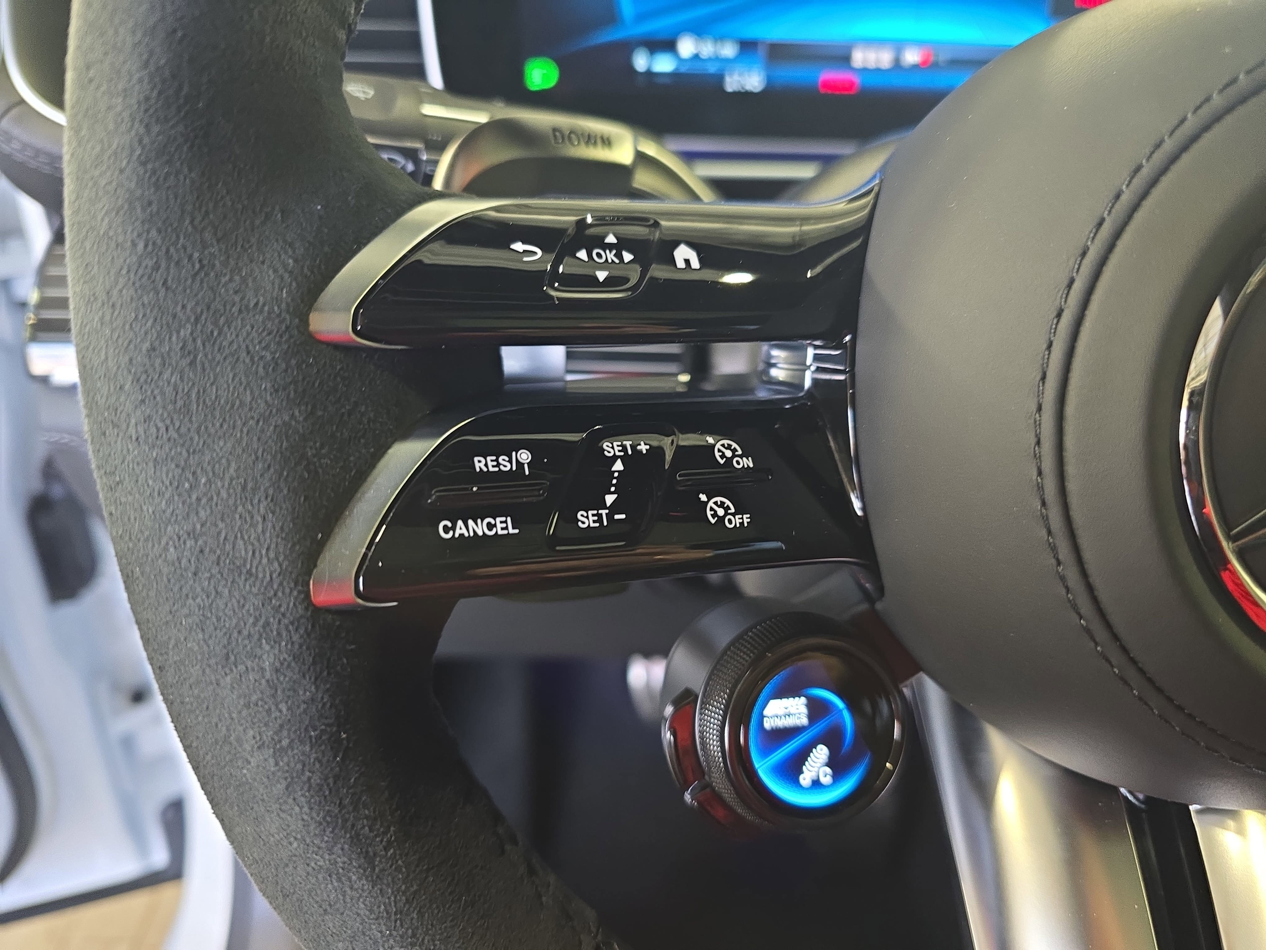 New 2026 MANUFAKTUR Moonlight White Metallic Mercedes-Benz AMG® GLE 53 4MATIC+ Coupe image 17