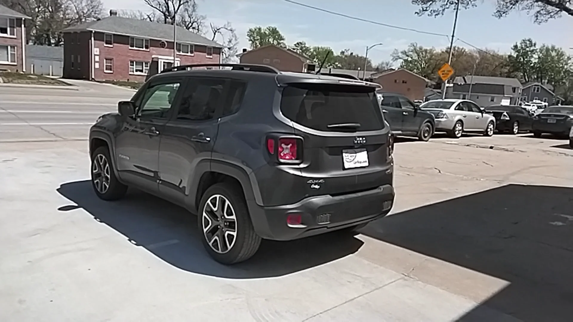 Used 2017 Gray Jeep LATITUDE image 7