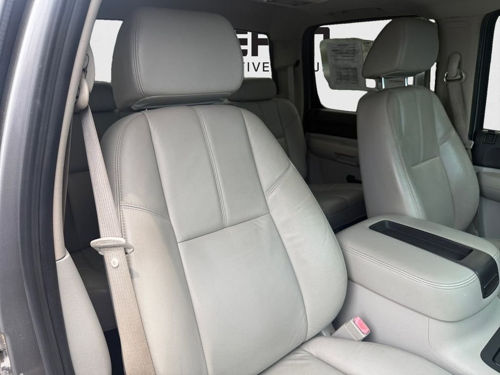 Used 2009 Gray Chevrolet 2HY image 27