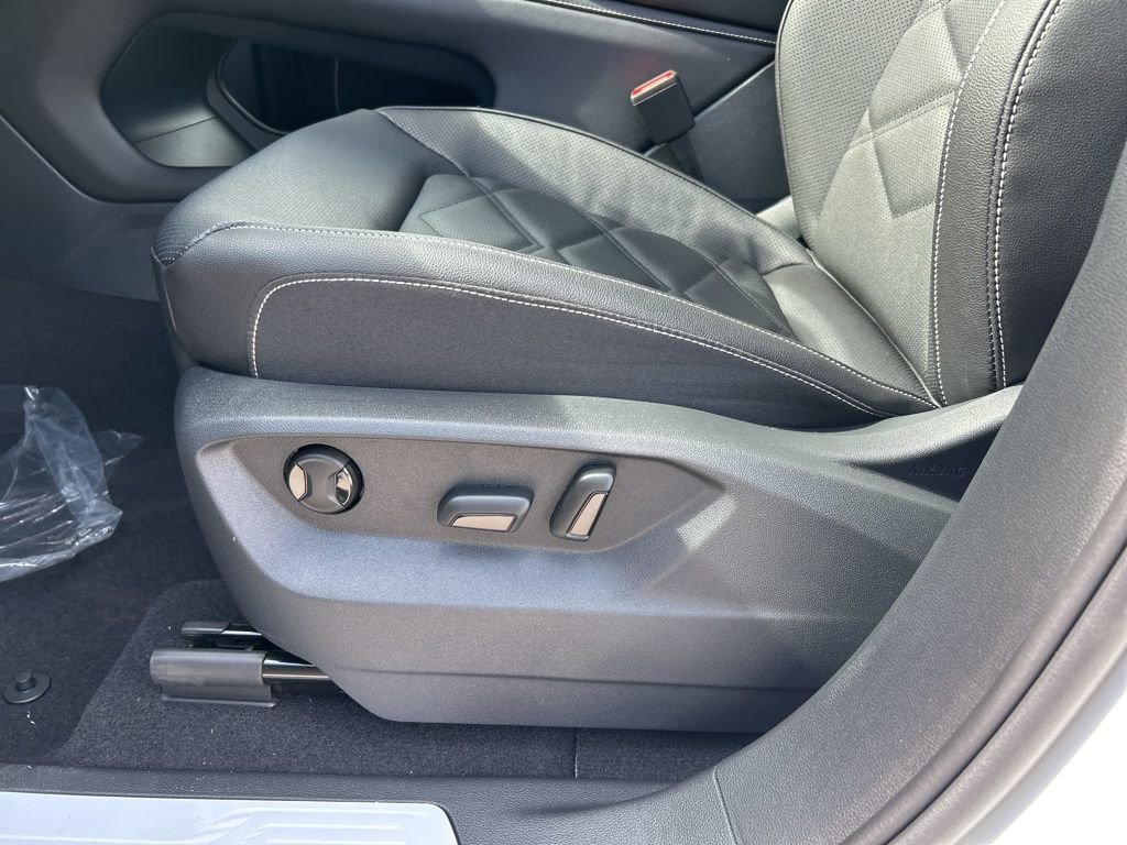 New 2026 White/off-white Volkswagen SE w/Technology image 16