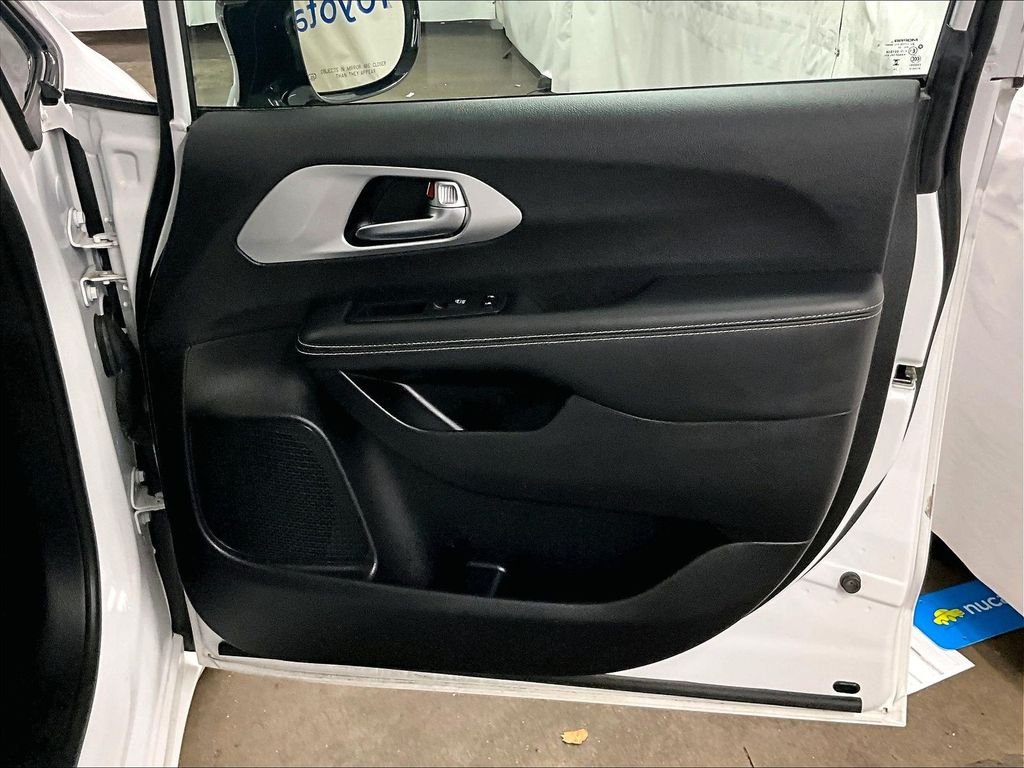 Used 2024 White Chrysler Select S Appearance image 12