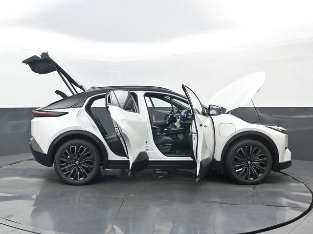 New 2026 Wind Chill Pearl/Black Toyota XSE image 32