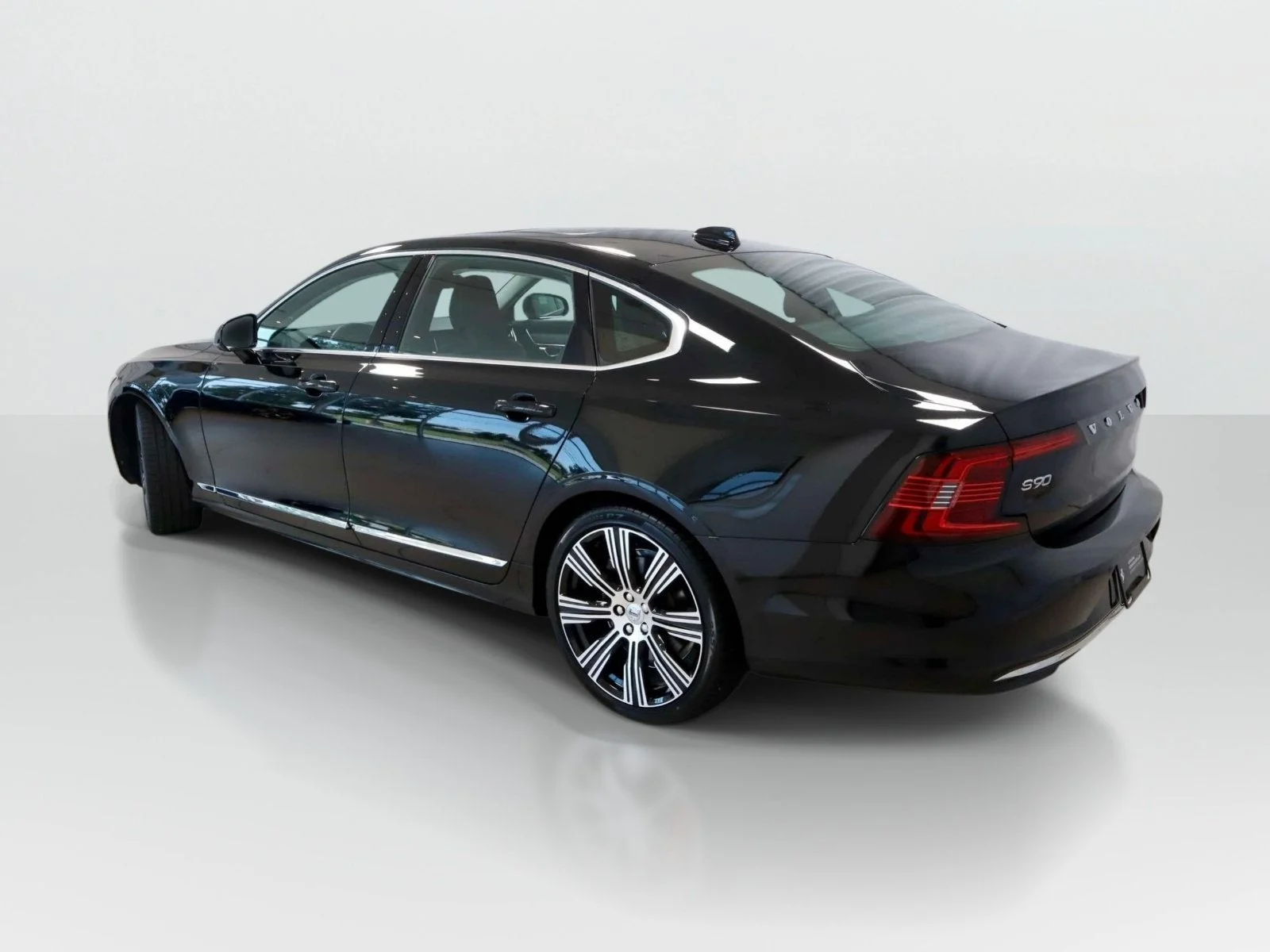 Used 2023 Black Stone Volvo Ultimate image 3