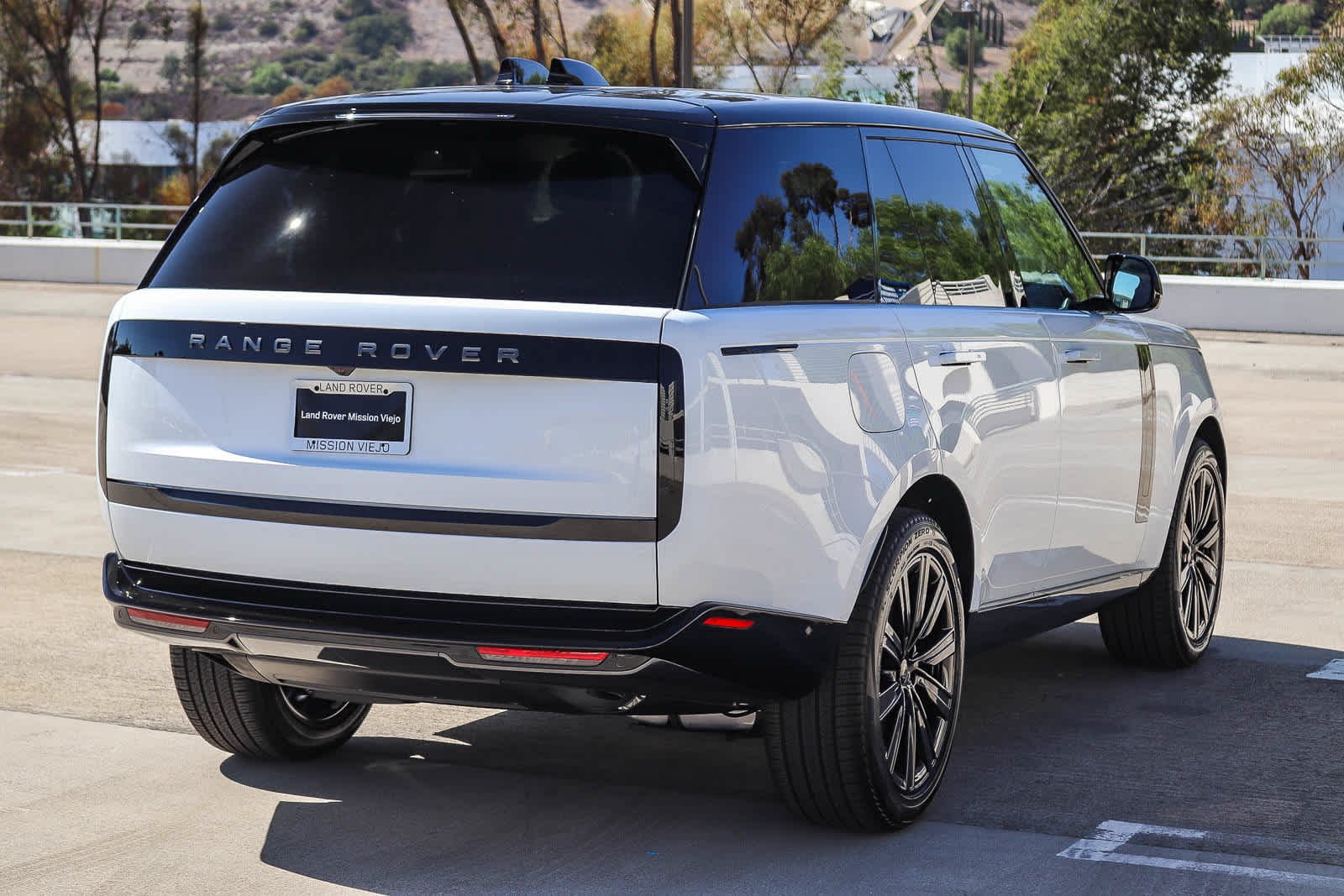 New 2027 Fuji White Land Rover SE image 4