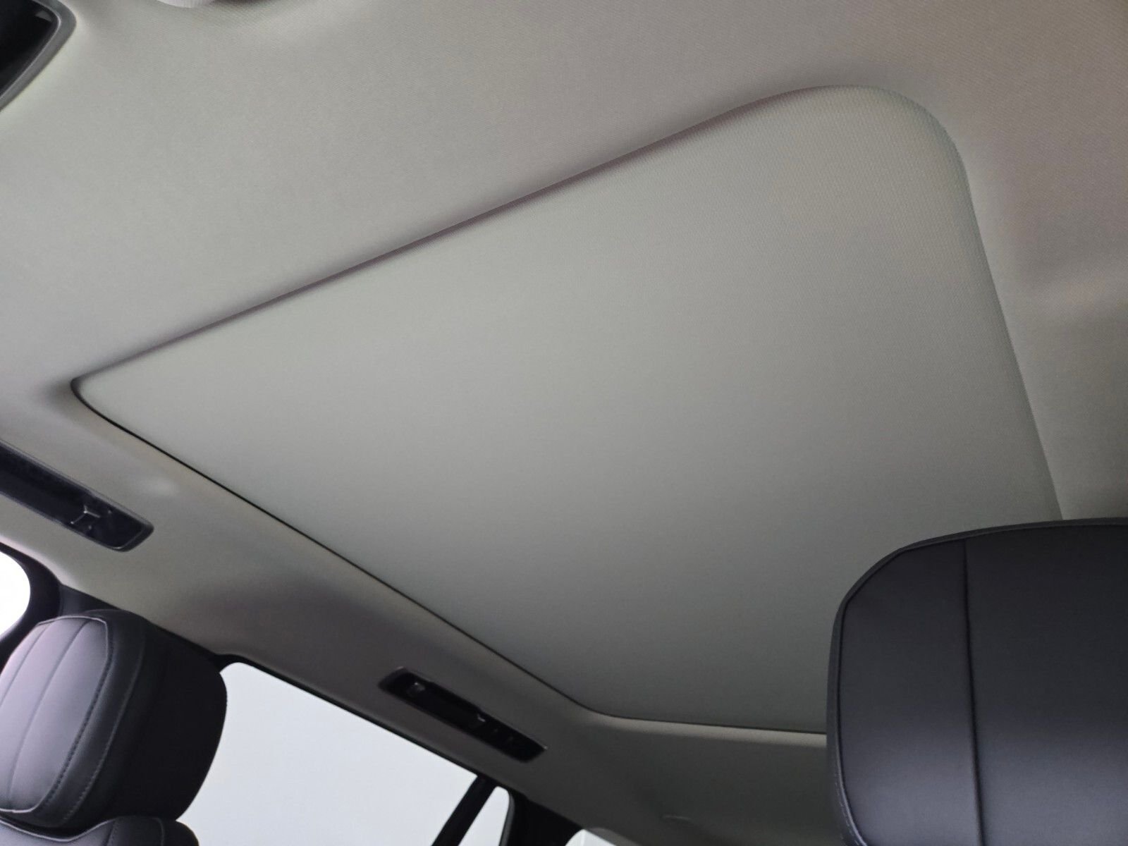 New 2026 Charente Grey Land Rover SE image 12