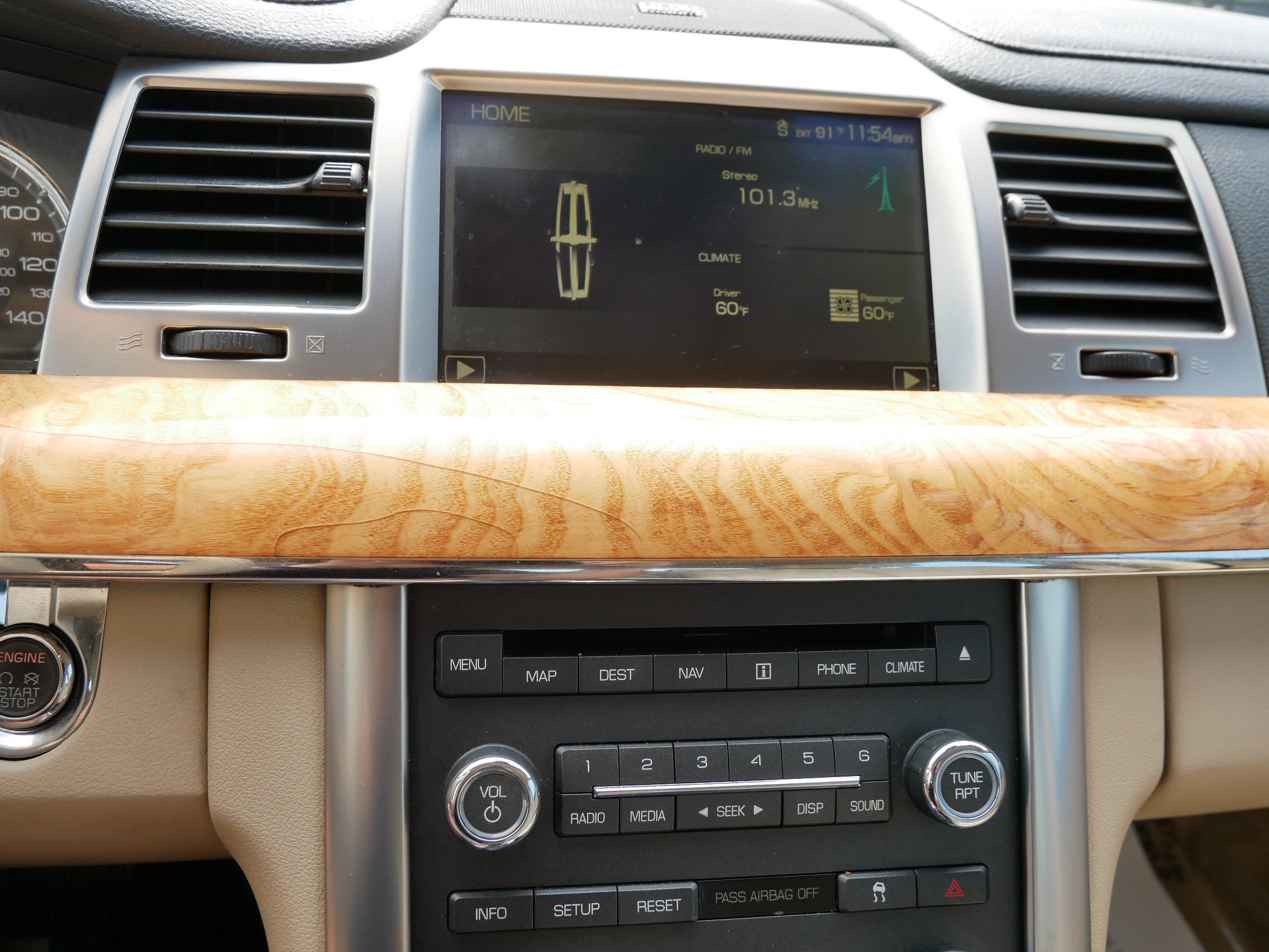 Used 2009 White Lincoln  image 23