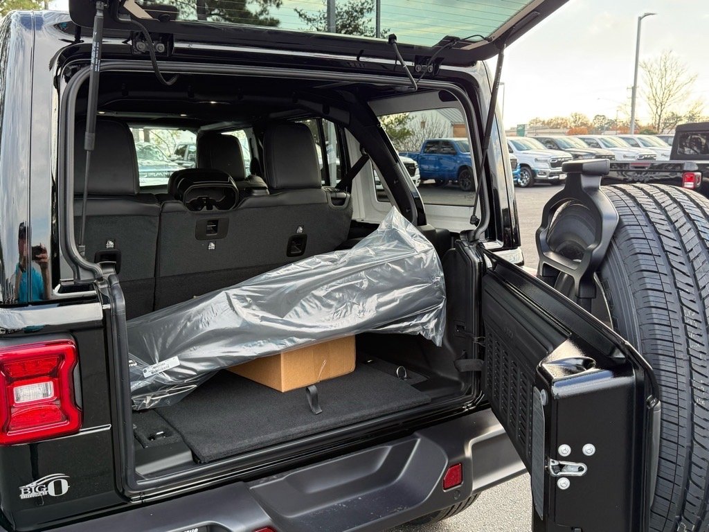 New 2026 Black Clear-Coat Exterior Paint Jeep 4-Door Sahara 4x4 image 6