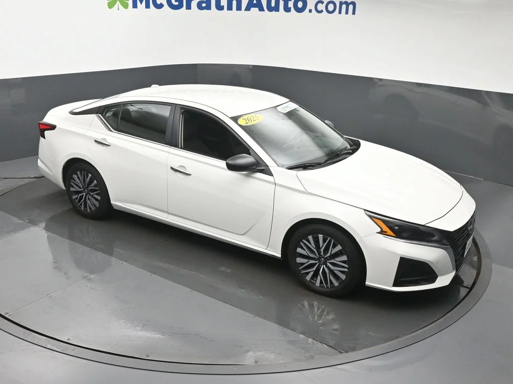Used 2025 White Nissan 2.5 SV image 3